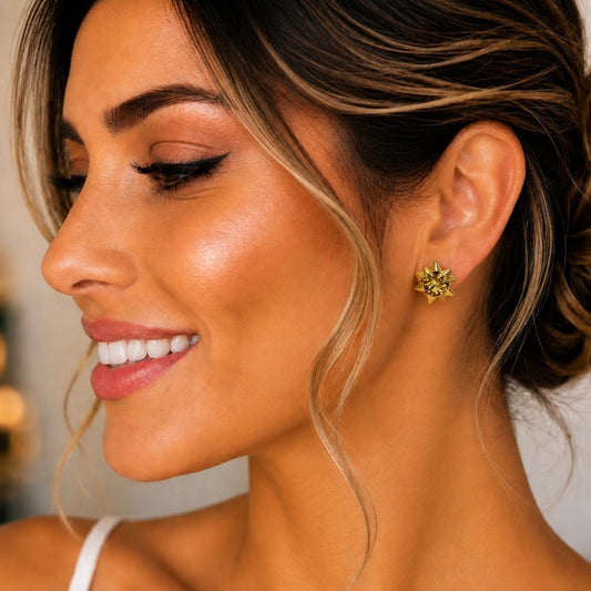 Oro Laminado Stud Earring, Gold Filled Style Polished, Golden Finish
