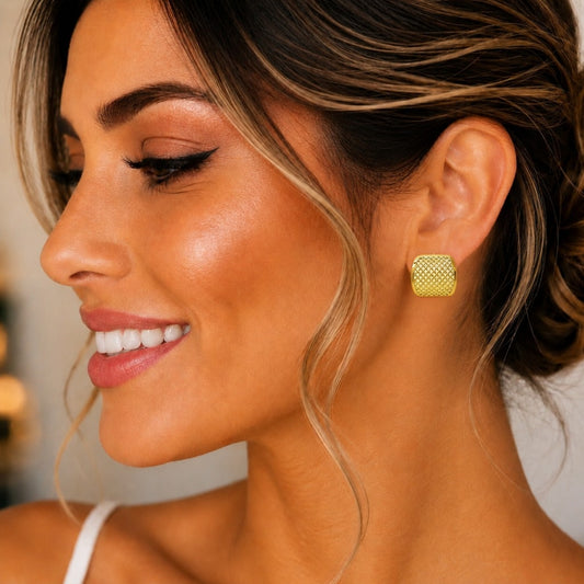 Oro Laminado Stud Earring, Gold Filled Style Polished, Golden Finish