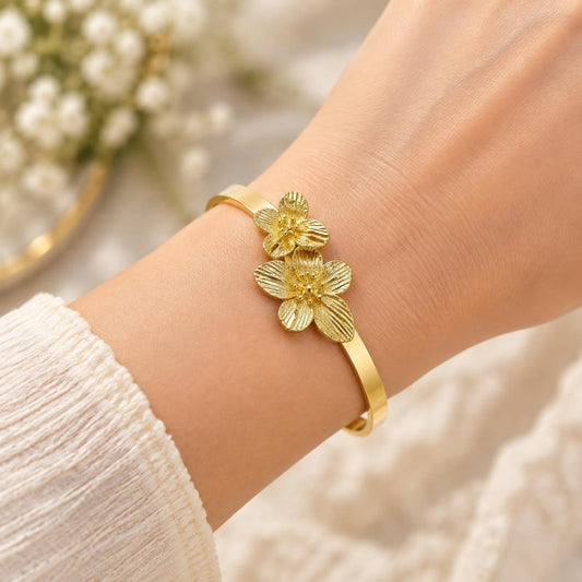 Oro Laminado Individual Bangle, Gold Filled Style Flower Design, Diamond Cutting Finish, Golden Finish