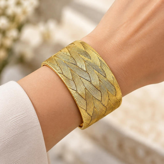 Oro Laminado Individual Bangle, Gold Filled Style Twist Design, Diamond Cutting Finish, Golden Finish
