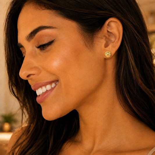 Oro Laminado Stud Earring, Gold Filled Style Diamond Cutting Finish, Golden Finish