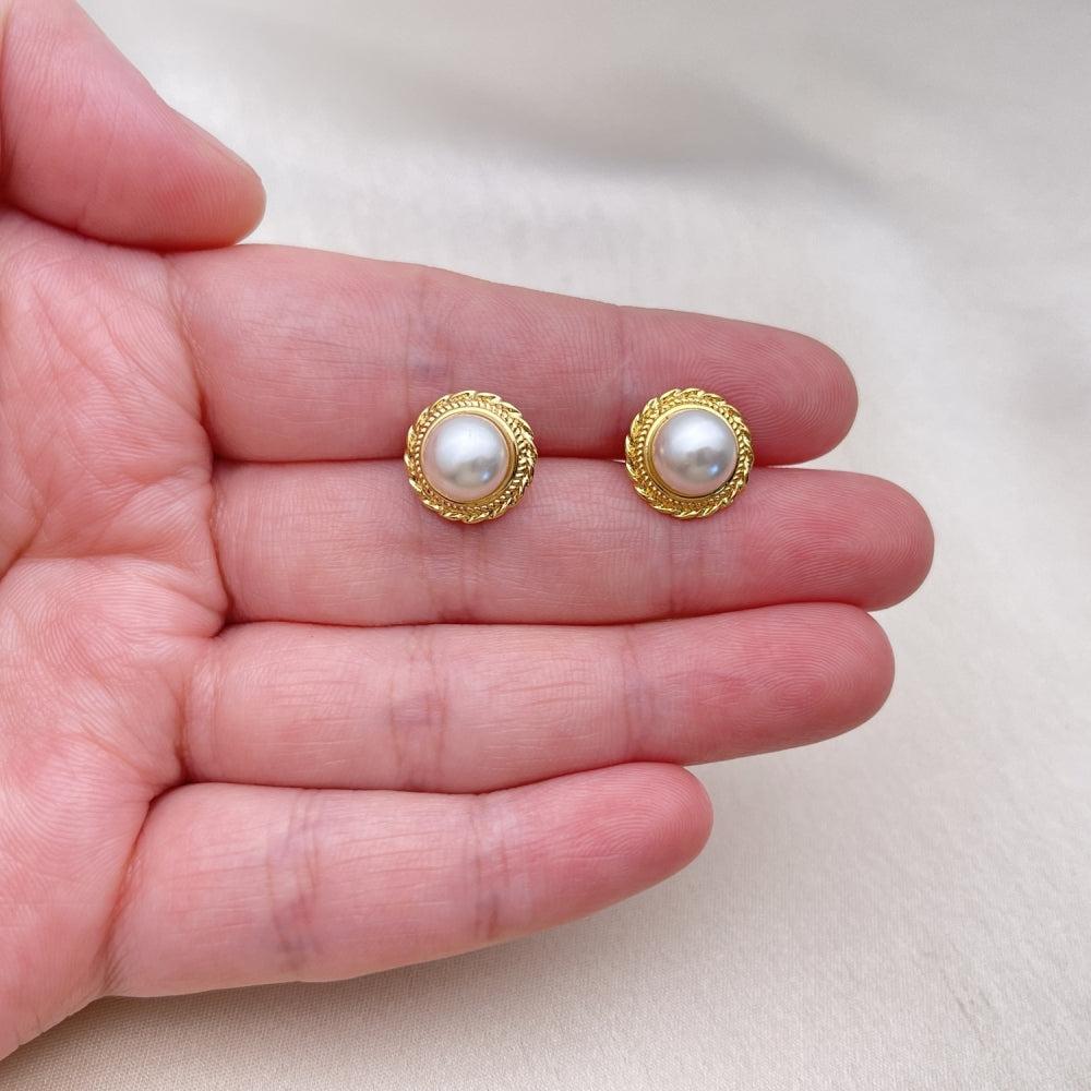 Oro Laminado Stud Earring, Gold Filled Style with Ivory Pearl, Polished, Golden Finish