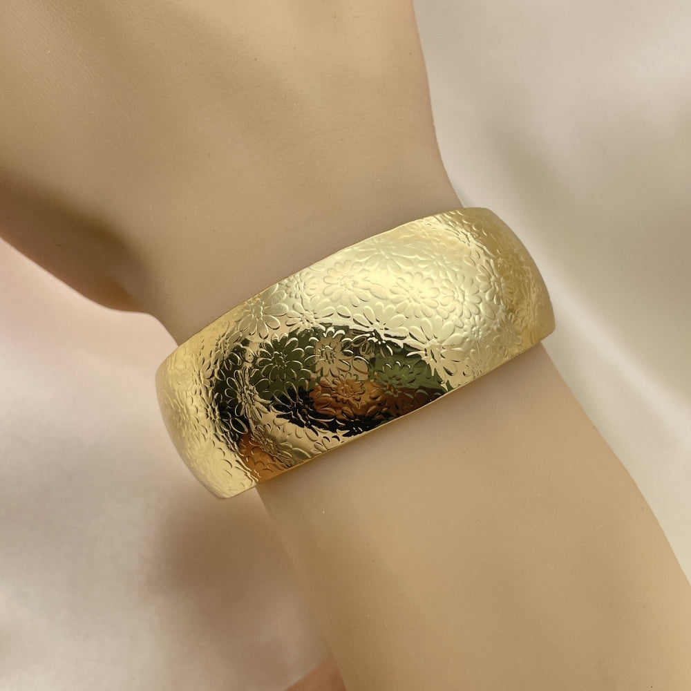 Oro Laminado Individual Bangle, Gold Filled Style Flower Design, Polished, Golden Finish