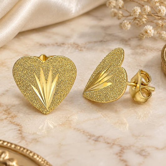 Oro Laminado Stud Earring, Gold Filled Style Heart Design, Diamond Cutting Finish, Golden Finish