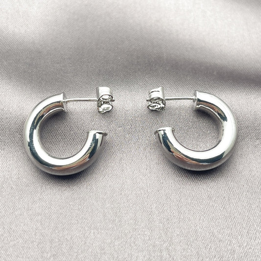 Oro Laminado Stud Earring, Gold Filled Style Polished, Rhodium Finish