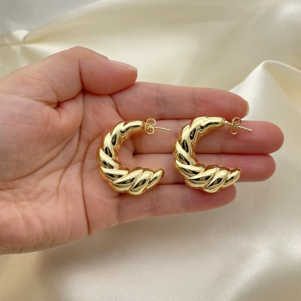Oro Laminado Stud Earring, Gold Filled Style Twist and Hollow Design, Polished, Golden Finish