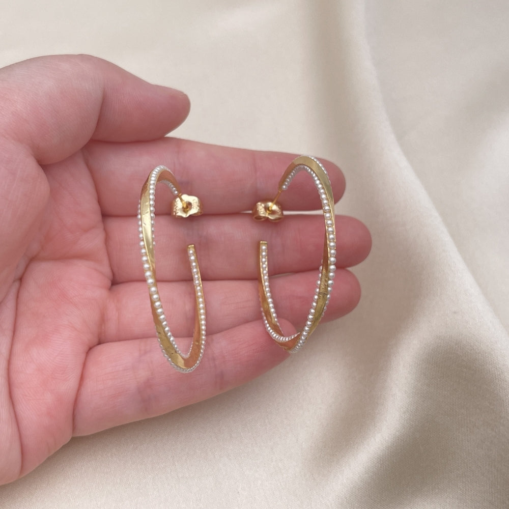 Oro Laminado Medium Hoop, Gold Filled Style Twist Design, with Ivory Pearl, Polished, Golden Finish