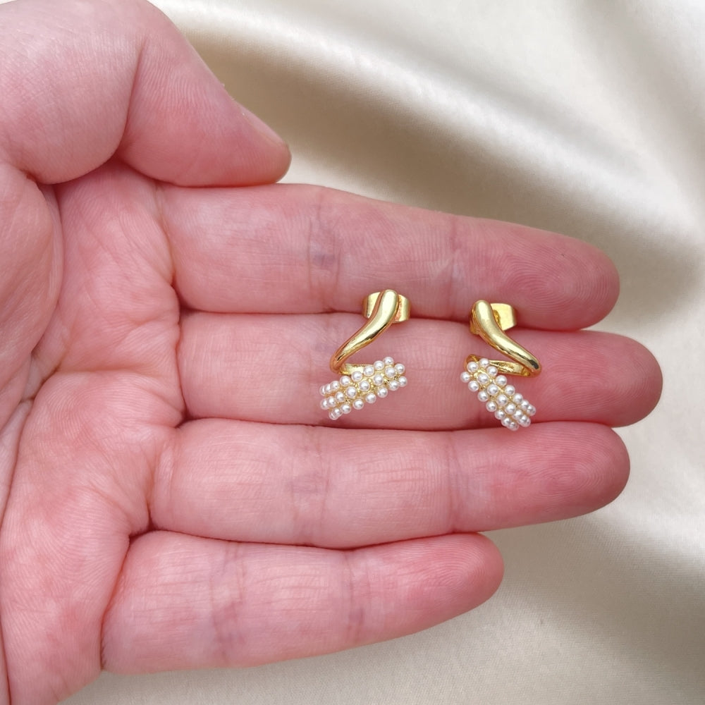 Oro Laminado Stud Earring, Gold Filled Style Snake Design, with Ivory Pearl, Polished, Golden Finish