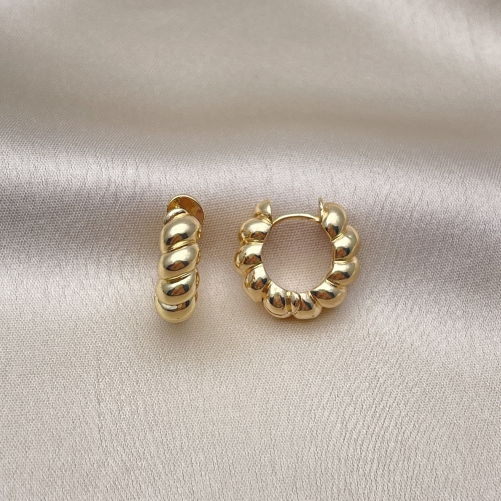 Oro Laminado Huggie Hoop, Gold Filled Style Rope and Twist Design, Polished, Golden Finish