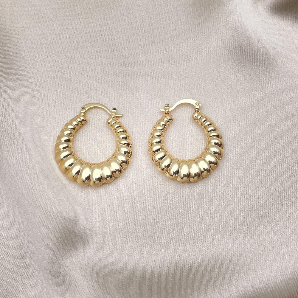 Oro Laminado Medium Hoop, Gold Filled Style Hollow Design, Diamond Cutting Finish, Golden Finish