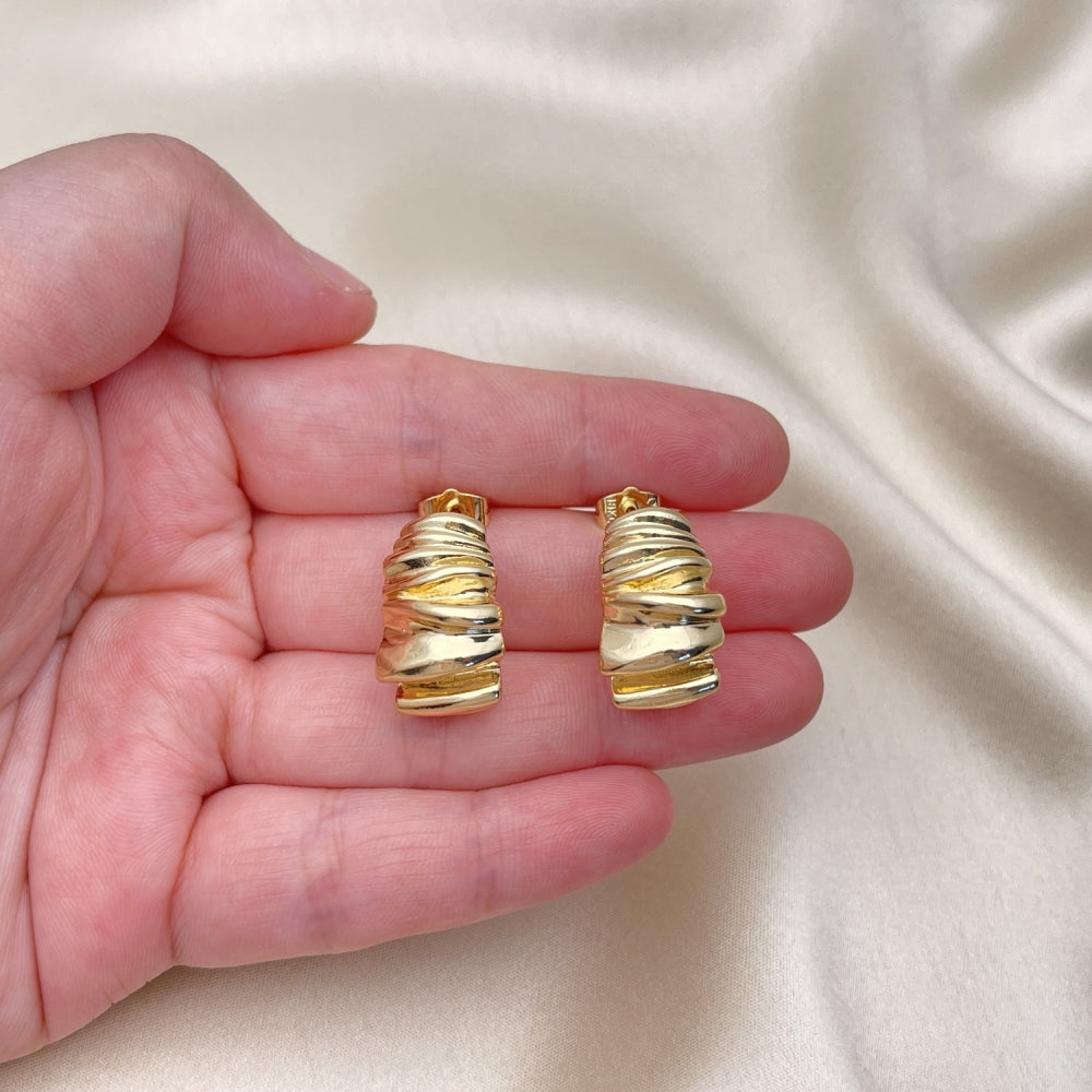 Oro Laminado Stud Earring, Gold Filled Style Diamond Cutting Finish, Golden Finish