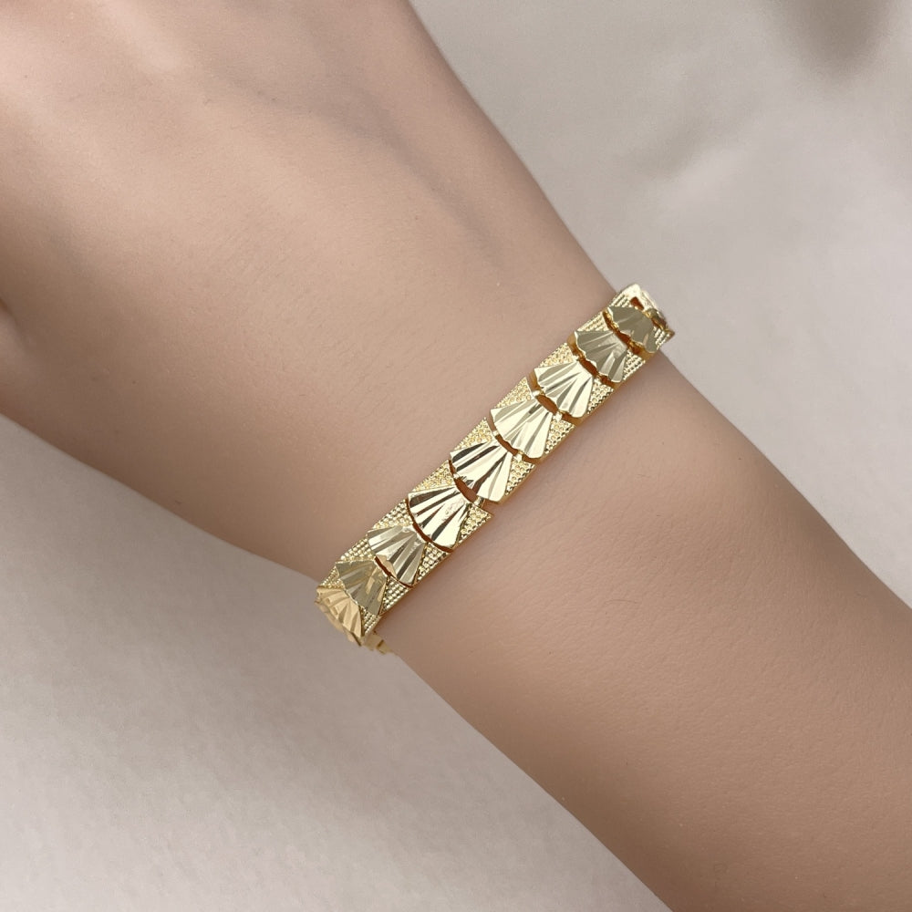 Oro Laminado Solid Bracelet, Gold Filled Style Diamond Cutting Finish, Golden Finish