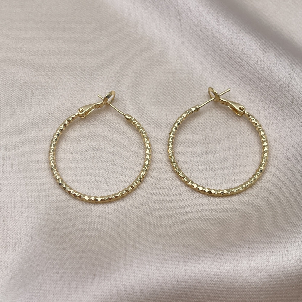Oro Laminado Medium Hoop, Gold Filled Style Diamond Cutting Finish, Golden Finish