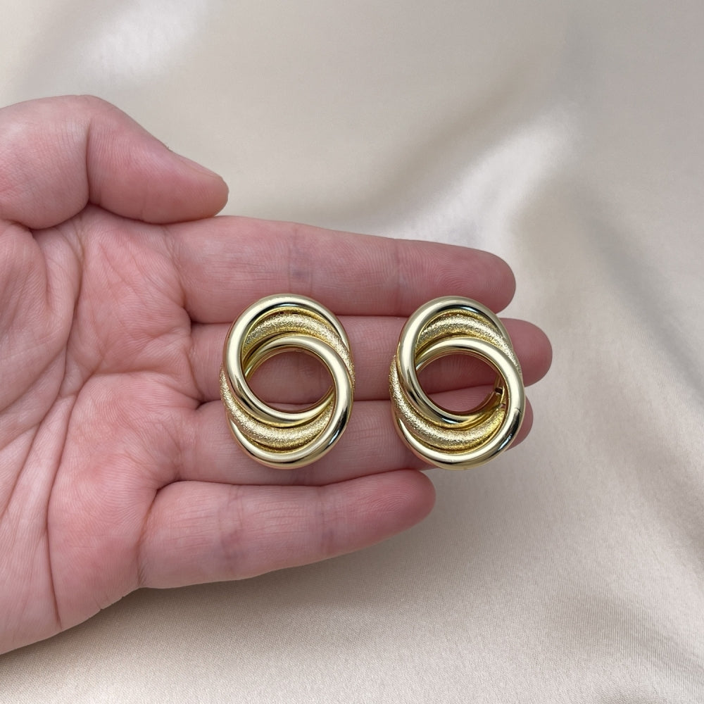 Oro Laminado Stud Earring, Gold Filled Style Hollow and Love Knot Design, Matte Finish, Golden Finish