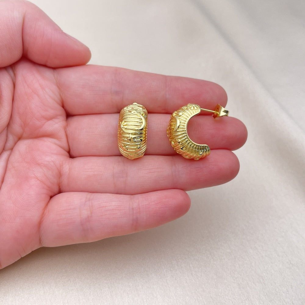 Oro Laminado Stud Earring, Gold Filled Style Moon and Star Design, Diamond Cutting Finish, Golden Finish