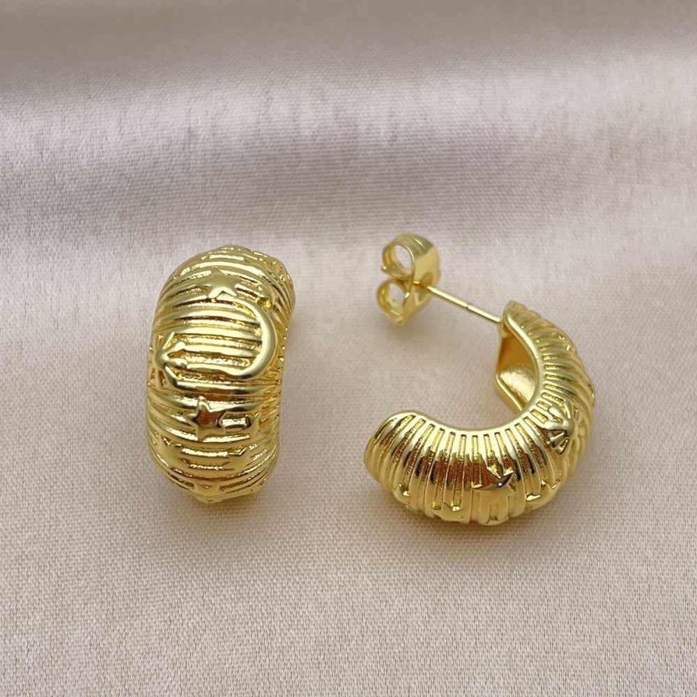 Oro Laminado Stud Earring, Gold Filled Style Moon and Star Design, Diamond Cutting Finish, Golden Finish