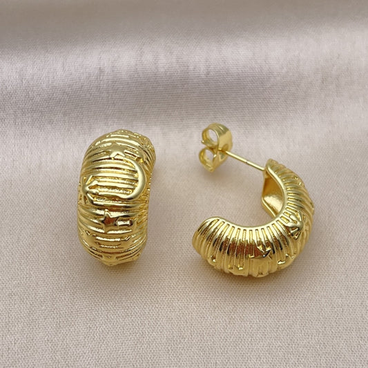 Oro Laminado Stud Earring, Gold Filled Style Moon and Star Design, Diamond Cutting Finish, Golden Finish
