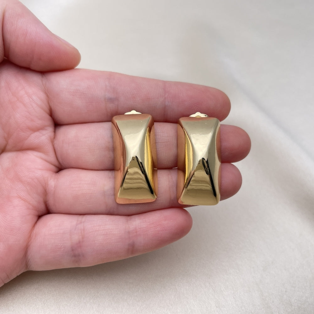 Oro Laminado Stud Earring, Gold Filled Style Polished, Golden Finish