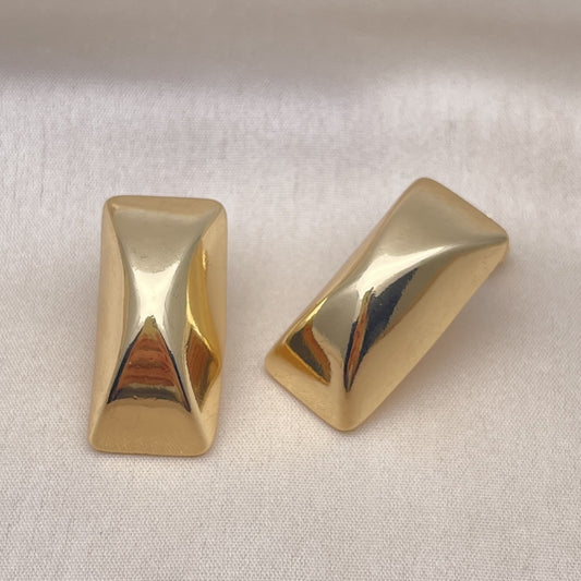 Oro Laminado Stud Earring, Gold Filled Style Polished, Golden Finish