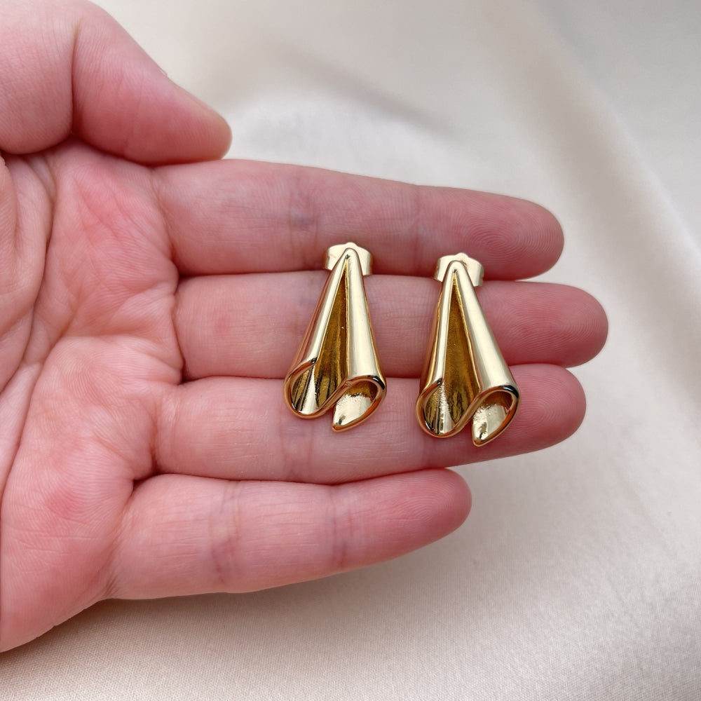 Oro Laminado Stud Earring, Gold Filled Style Polished, Golden Finish