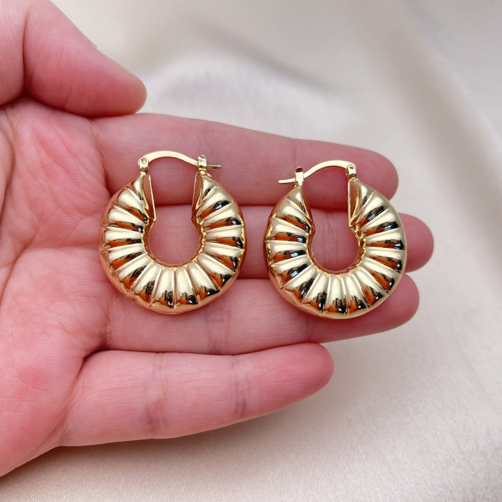 Oro Laminado Medium Hoop, Gold Filled Style Hollow Design, Diamond Cutting Finish, Golden Finish
