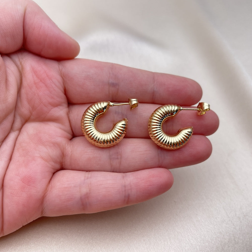Oro Laminado Small Hoop, Gold Filled Style Hollow Design, Diamond Cutting Finish, Golden Finish