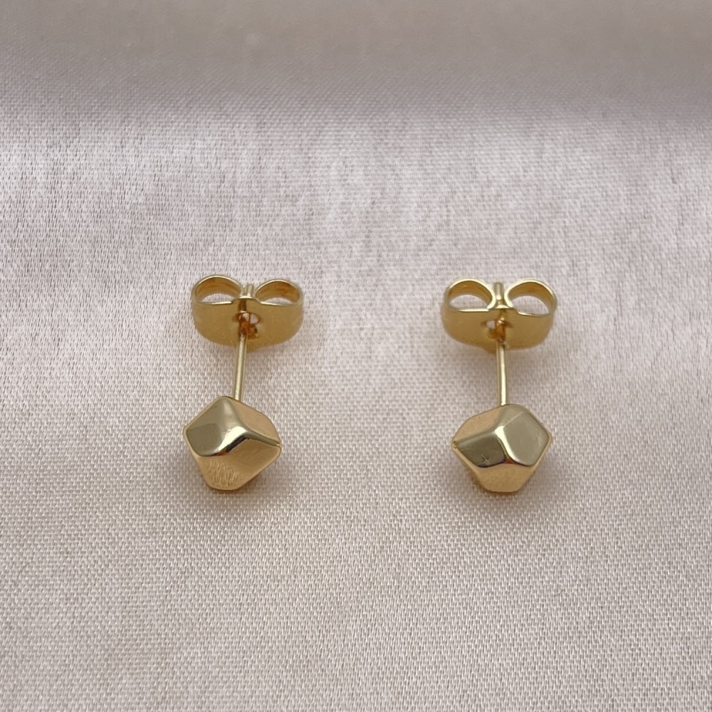 Oro Laminado Stud Earring, Gold Filled Style Polished, Golden Finish