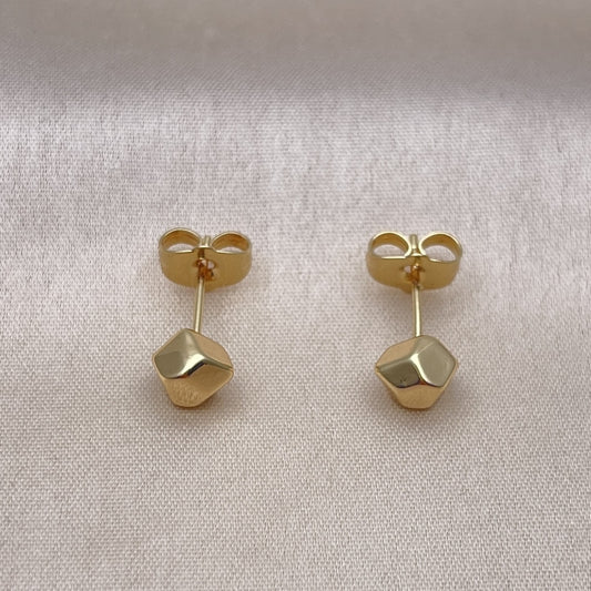 Oro Laminado Stud Earring, Gold Filled Style Polished, Golden Finish