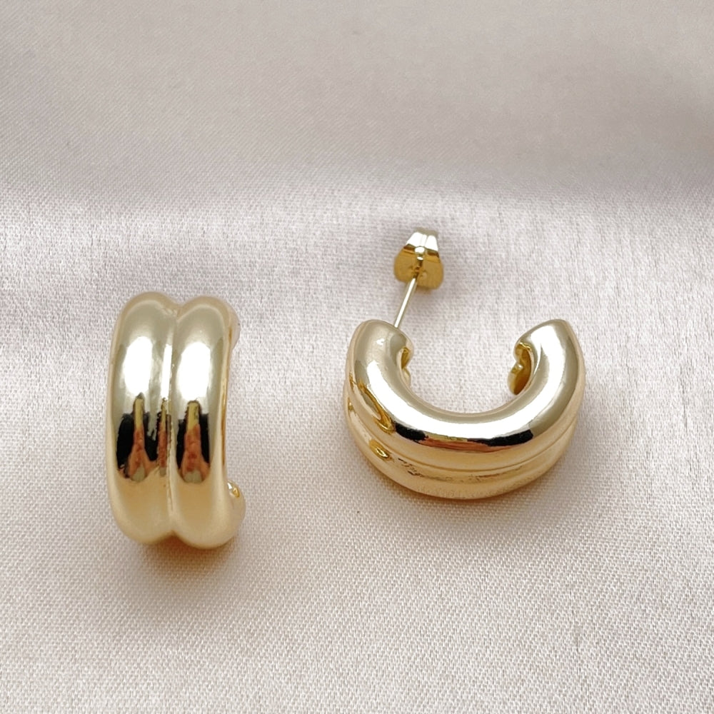 Oro Laminado Stud Earring, Gold Filled Style Polished, Golden Finish