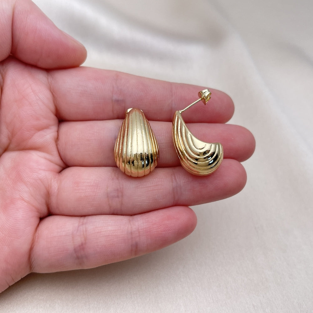 Oro Laminado Stud Earring, Gold Filled Style Teardrop Design, Diamond Cutting Finish, Golden Finish