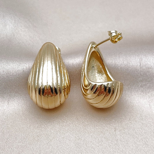 Oro Laminado Stud Earring, Gold Filled Style Teardrop Design, Diamond Cutting Finish, Golden Finish