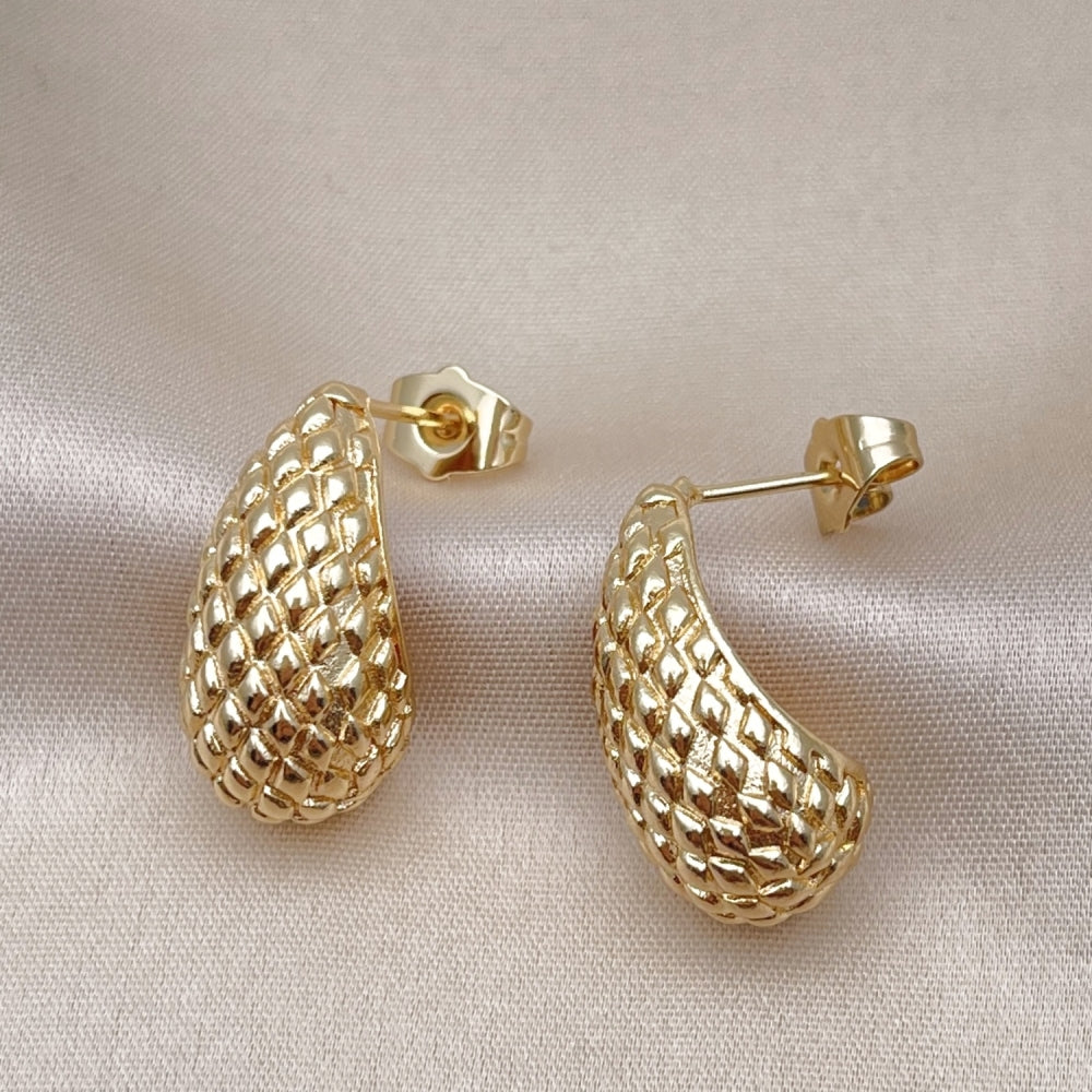 Oro Laminado Stud Earring, Gold Filled Style Teardrop Design, Diamond Cutting Finish, Golden Finish