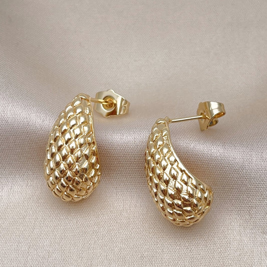 Oro Laminado Stud Earring, Gold Filled Style Teardrop Design, Diamond Cutting Finish, Golden Finish