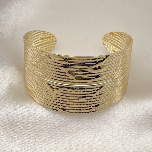 Oro Laminado Individual Bangle, Gold Filled Style Leaf Design, Polished, Golden Finish