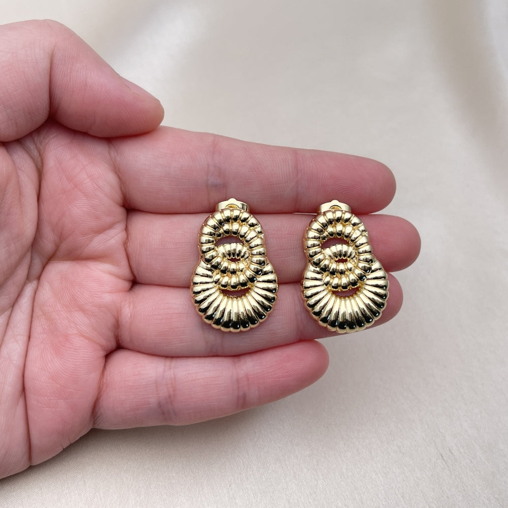 Oro Laminado Stud Earring, Gold Filled Style Infinite and Twist Design, Diamond Cutting Finish, Golden Finish