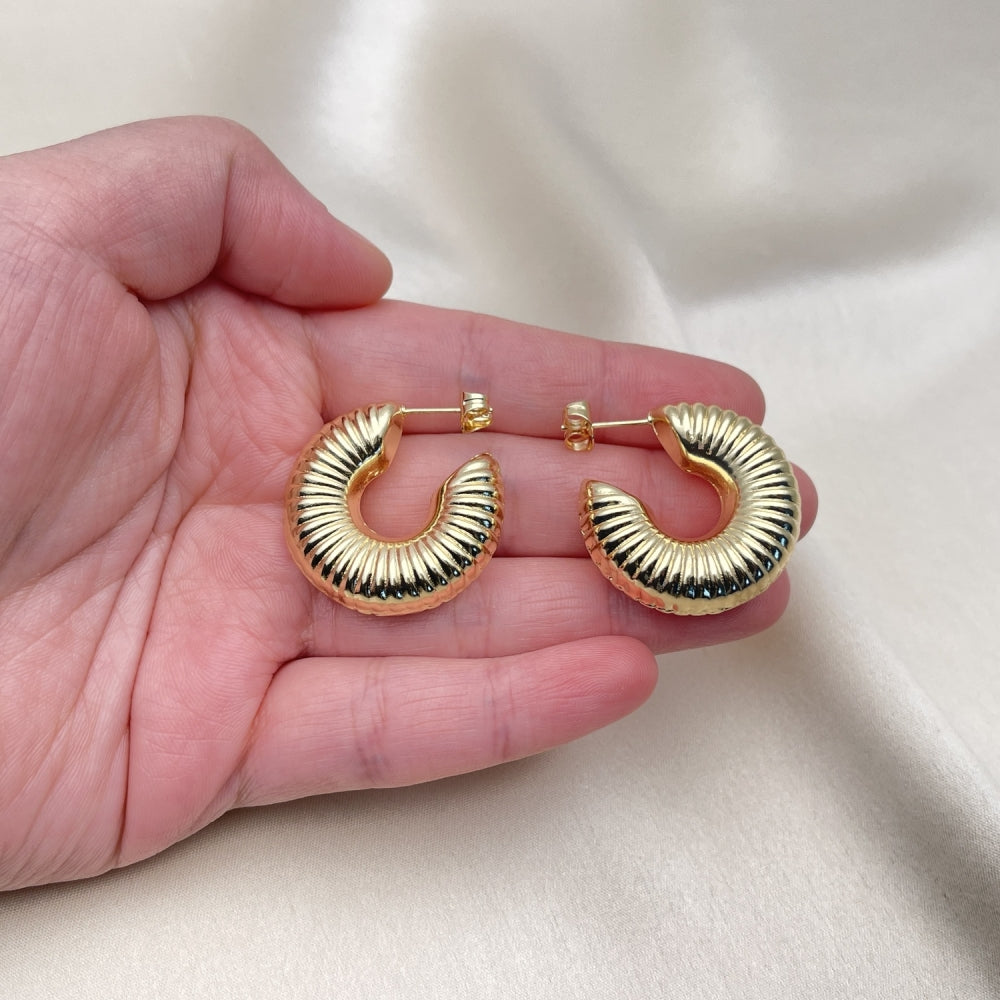 Oro Laminado Medium Hoop, Gold Filled Style Hollow Design, Diamond Cutting Finish, Golden Finish