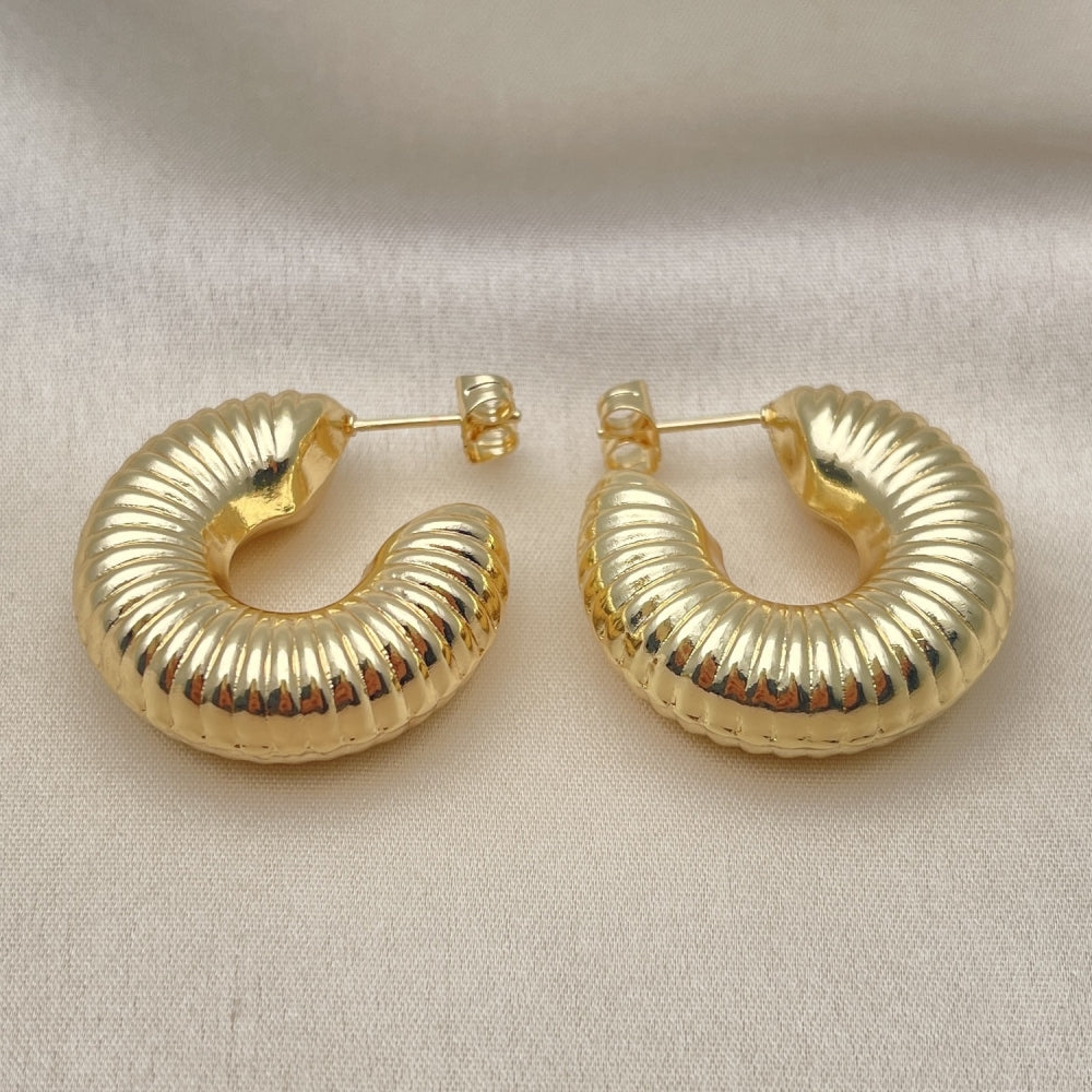 Oro Laminado Medium Hoop, Gold Filled Style Hollow Design, Diamond Cutting Finish, Golden Finish