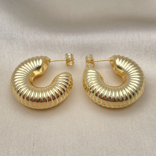 Oro Laminado Medium Hoop, Gold Filled Style Hollow Design, Diamond Cutting Finish, Golden Finish