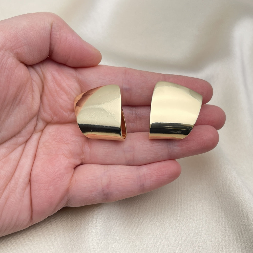 Oro Laminado Stud Earring, Gold Filled Style Polished, Golden Finish
