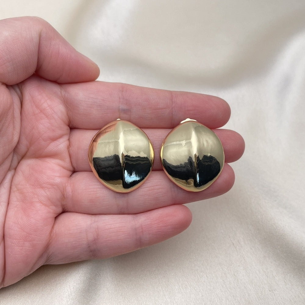 Oro Laminado Stud Earring, Gold Filled Style Polished, Golden Finish