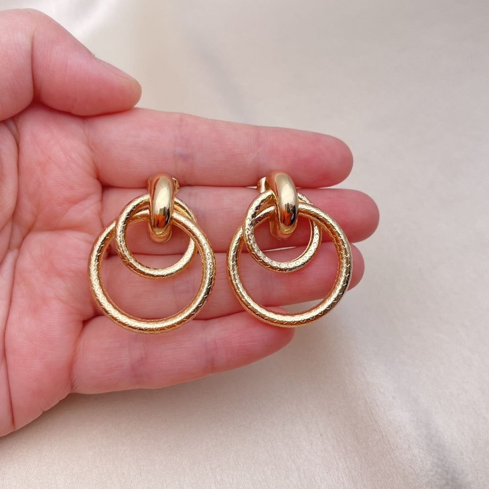 Oro Laminado Stud Earring, Gold Filled Style Hollow Design, Diamond Cutting Finish, Golden Finish