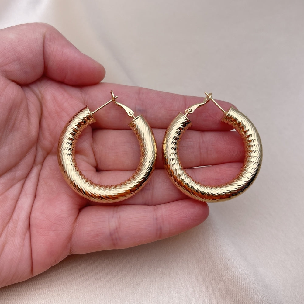 Oro Laminado Medium Hoop, Gold Filled Style Hollow Design, Diamond Cutting Finish, Golden Finish