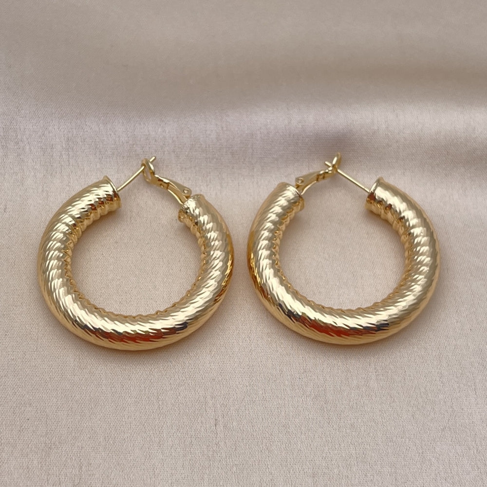 Oro Laminado Medium Hoop, Gold Filled Style Hollow Design, Diamond Cutting Finish, Golden Finish