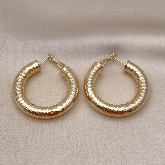 Oro Laminado Medium Hoop, Gold Filled Style Hollow Design, Diamond Cutting Finish, Golden Finish