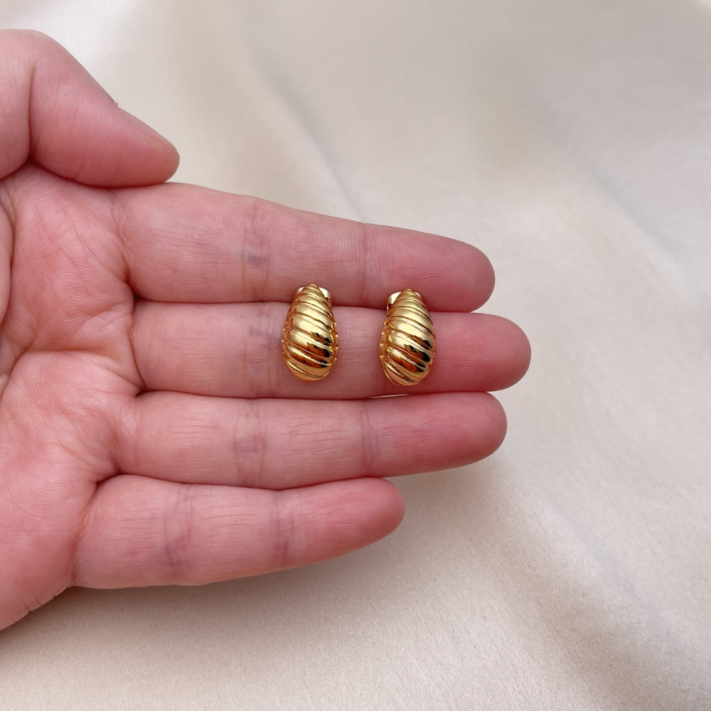Oro Laminado Stud Earring, Gold Filled Style Teardrop Design, Diamond Cutting Finish, Golden Finish
