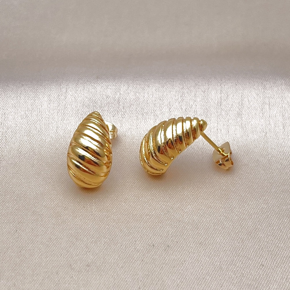 Oro Laminado Stud Earring, Gold Filled Style Teardrop Design, Diamond Cutting Finish, Golden Finish