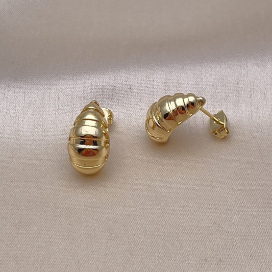 Oro Laminado Stud Earring, Gold Filled Style Teardrop Design, Diamond Cutting Finish, Golden Finish