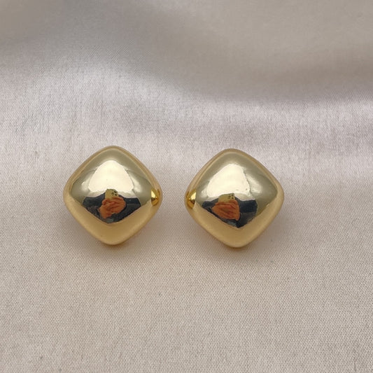 Oro Laminado Stud Earring, Gold Filled Style Polished, Golden Finish