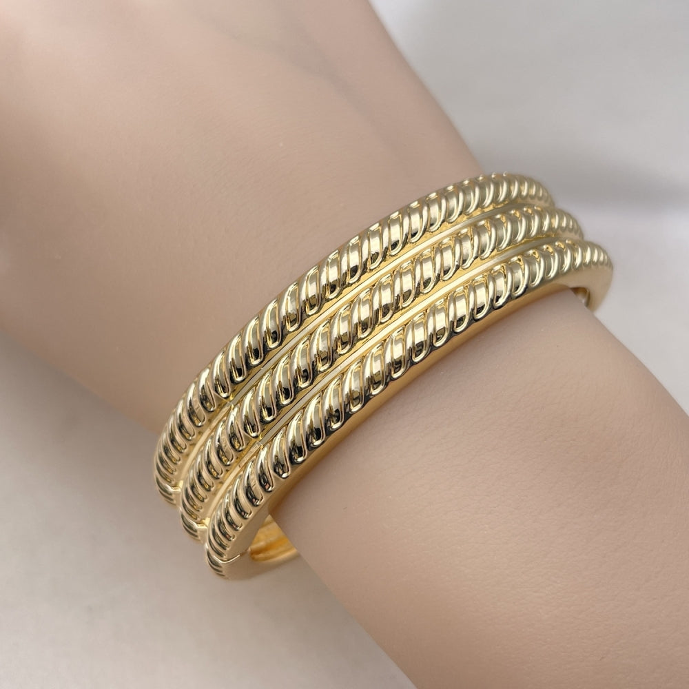 Oro Laminado Individual Bangle, Gold Filled Style Twist Design, Diamond Cutting Finish, Golden Finish