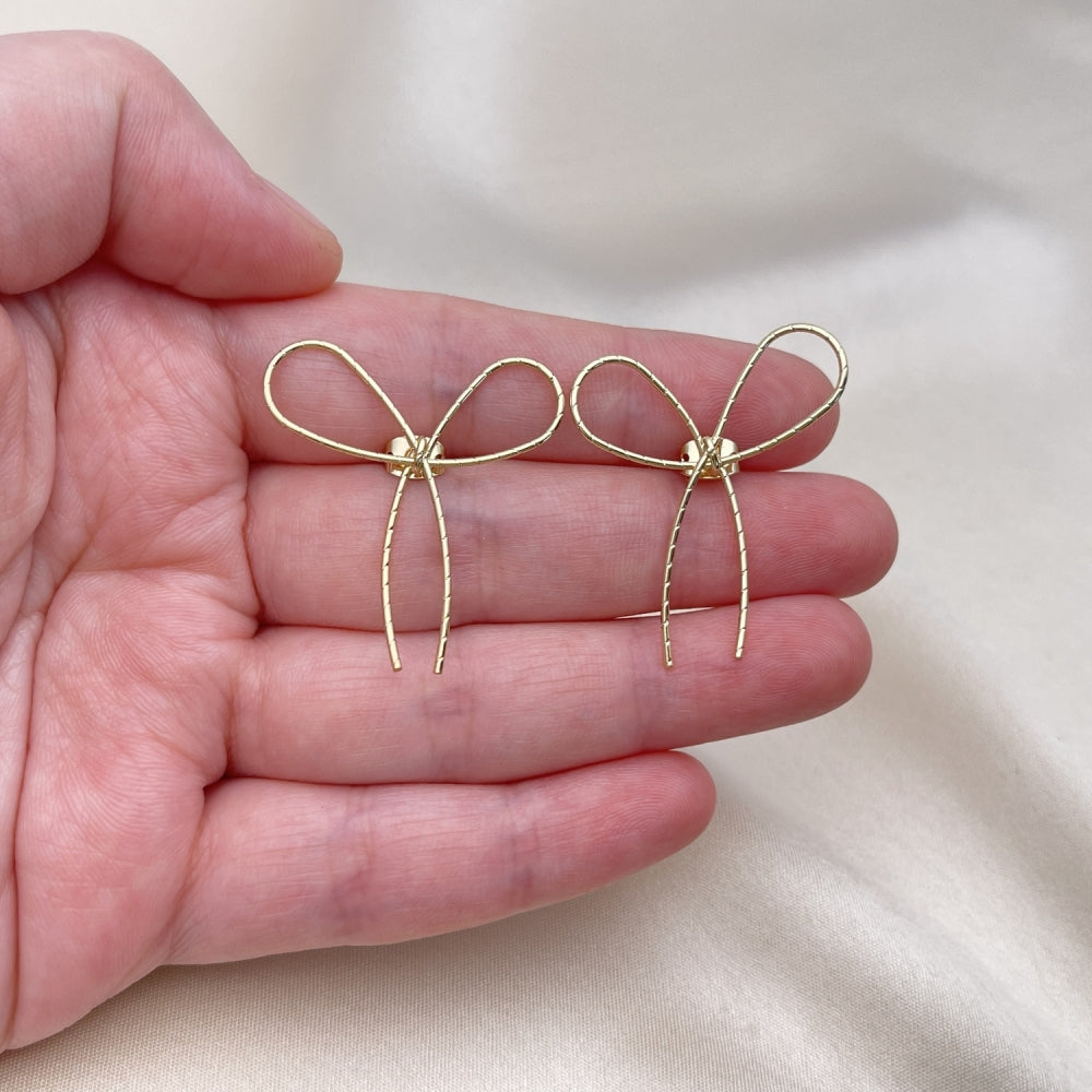 Oro Laminado Stud Earring, Gold Filled Style Bow Design, Diamond Cutting Finish, Golden Finish
